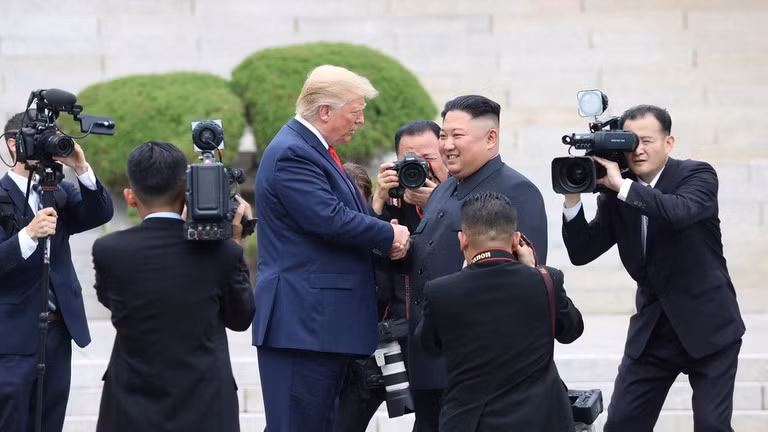 Nhà lãnh đạo Triều Tiên Kim Jong-un gặp Tổng thống Mỹ Donald Trump bên trong khu phi quân sự (DMZ), ngày 30/6/2019. Ảnh: Getty.