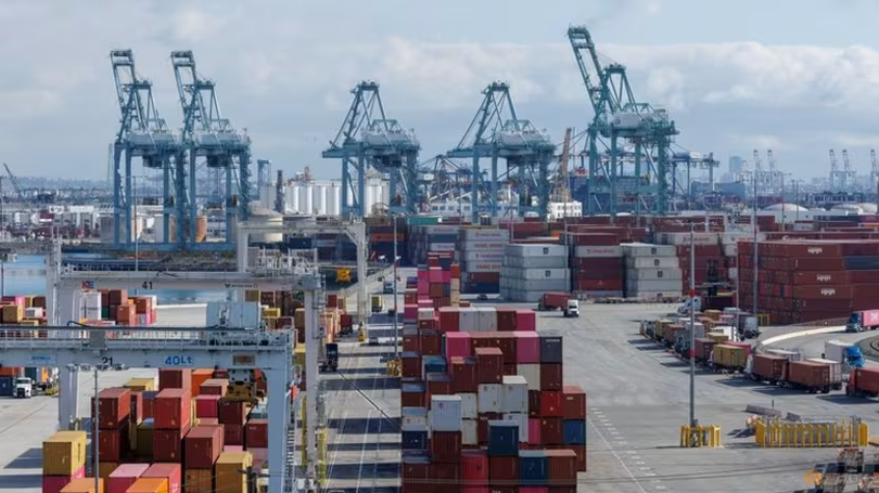 Hình ảnh chụp từ máy bay không người lái cho thấy các container vận chuyển từ Trung Quốc tại cảng Los Angeles ở Wilmington, California, ngày 4/2. Ảnh: Reuters.