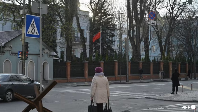 Người dân đi ngang qua tòa nhà Đại sứ quán Trung Quốc tại Kiev, Ukraine ngày 8/4. Tổng thống Volodymyr Zelensky cho biết rằng quân đội Ukraine đã bắt giữ 2 công dân Trung Quốc chiến đấu cùng với lực lượng Nga. Ảnh: AFP.