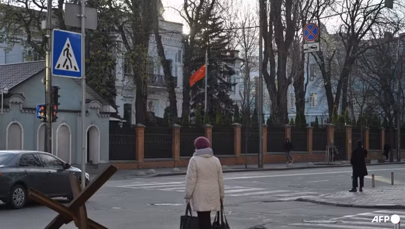 Người dân đi ngang qua tòa nhà Đại sứ quán Trung Quốc tại Kiev, Ukraine ngày 8/4. Tổng thống Volodymyr Zelensky cho biết rằng quân đội Ukraine đã bắt giữ 2 công dân Trung Quốc chiến đấu cùng với lực lượng Nga. Ảnh: AFP.
