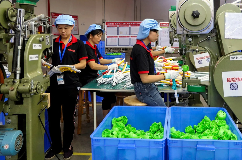 Nhân viên làm việc trên dây chuyền sản xuất đồ chơi trẻ em tại một nhà máy ở tỉnh Giang Tây. Bắc Kinh đã kêu gọi đoàn kết trên toàn quốc sau khi chính quyền tung ra một loạt các biện pháp đối phó với thuế quan của Mỹ. Ảnh: Reuters.