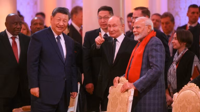 Chủ tịch Trung Quốc Tập Cận Bình, Tổng thống Nga Vladimir Putin và Thủ tướng Ấn Độ Narendra Modi trong buổi hòa nhạc trước bữa trưa không chính thức dành cho các trưởng đoàn BRICS được tổ chức như một phần của hội nghị thượng đỉnh BRICS lần thứ 16 tại Kazan. Ảnh: Sputnik.
