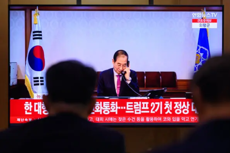 Bản tin cho thấy quyền Tổng thống Hàn Quốc Han Duck-soo có cú điện đàm với Tổng thống Mỹ Donald Trump. Ảnh: Reuters.