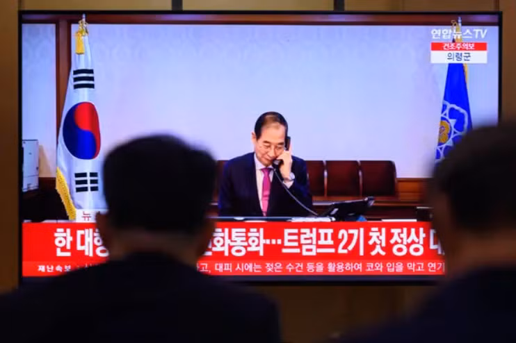 Bản tin cho thấy quyền Tổng thống Hàn Quốc Han Duck-soo có cú điện đàm với Tổng thống Mỹ Donald Trump. Ảnh: Reuters.