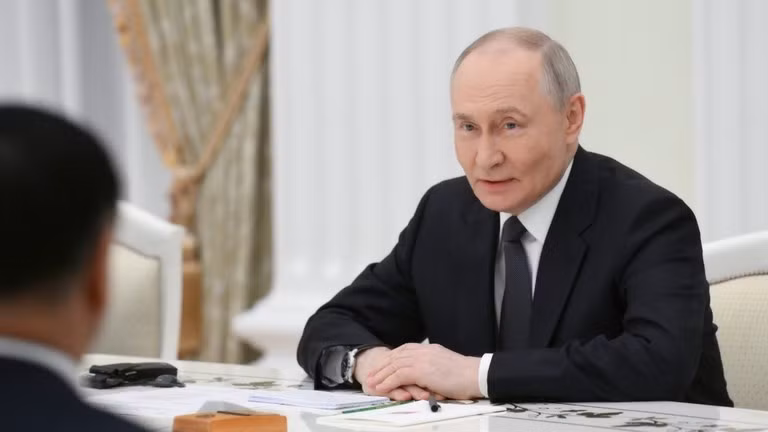 Tổng thống Nga Vladimir Putin gặp Bộ trưởng Ngoại giao Trung Quốc Vương Nghị tại Moscow vào ngày 1/4. Ảnh: Sputnik.