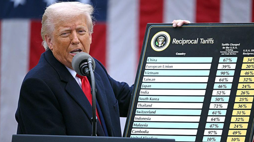 Tổng thống Mỹ Donald Trump giơ tấm bảng nêu mức thuế cụ thể cho từng quốc gia. Ảnh: AFP.
