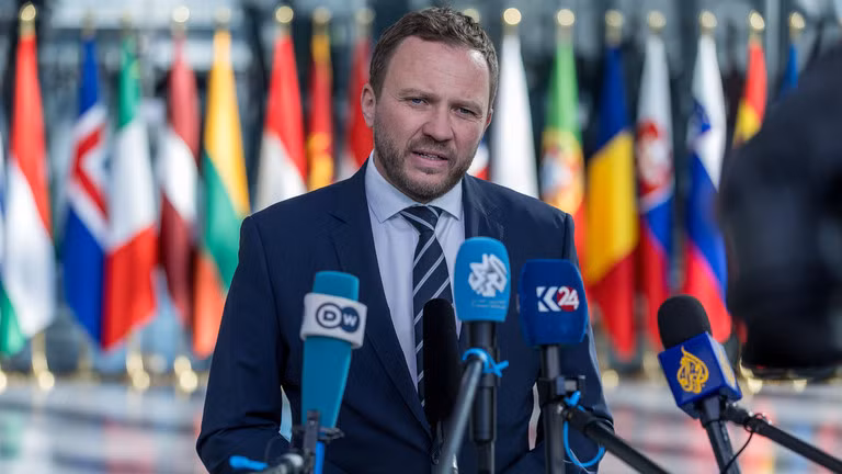 Bộ trưởng Ngoại giao Estonia Margus Tsahkna phát biểu với báo chí tại trụ sở NATO ở Brussels. Ảnh: Getty.