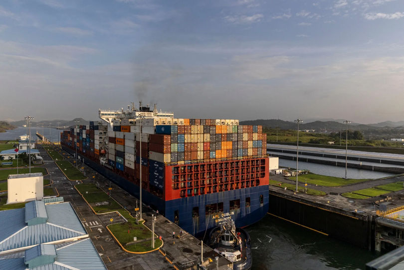 Một tàu hàng đang di chuyển qua kênh Panama. Ảnh: Bloomberg.
