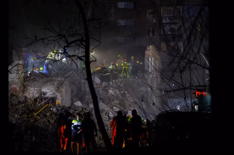 Lực lượng cứu hộ làm việc tại hiện trường một tòa nhà chung cư bị trúng tên lửa đạn đạo của Nga tại Kiev, Ukraine ngày 24/4. Ảnh: Reuters.