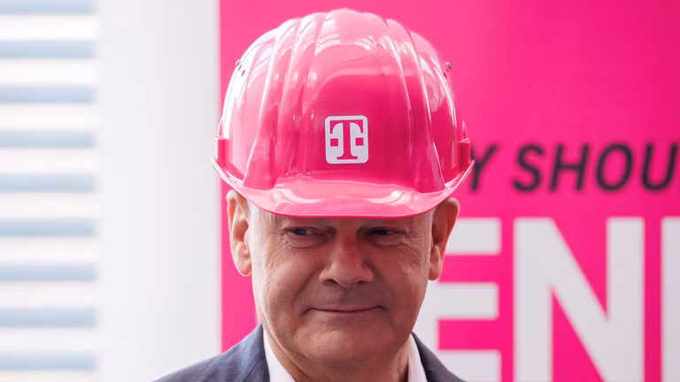 Thủ tướng Đức Olaf Scholz đội mũ bảo hiểm màu hồng trong sự kiện khởi động Ngày của các bé gái năm 2025 tại phủ Thủ tướng ngày 1/4. Ảnh: Getty.