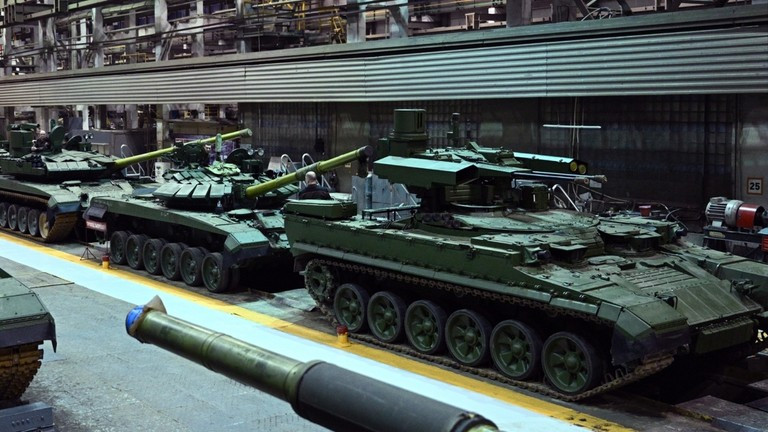 Một xưởng lắp ráp cơ khí tại nhà máy chế tạo máy Uralvagonzavod ở Nizhny Tagil, Nga. Ảnh: Sputnik.