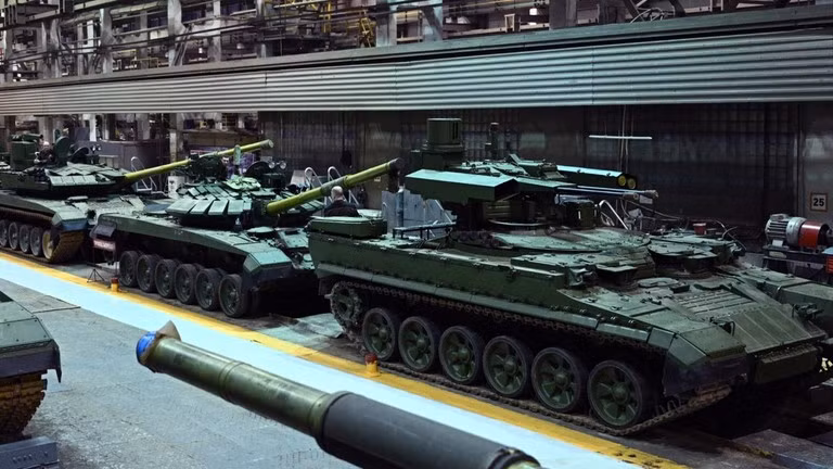 Một xưởng lắp ráp cơ khí tại nhà máy chế tạo máy Uralvagonzavod ở Nizhny Tagil, Nga. Ảnh: Sputnik.