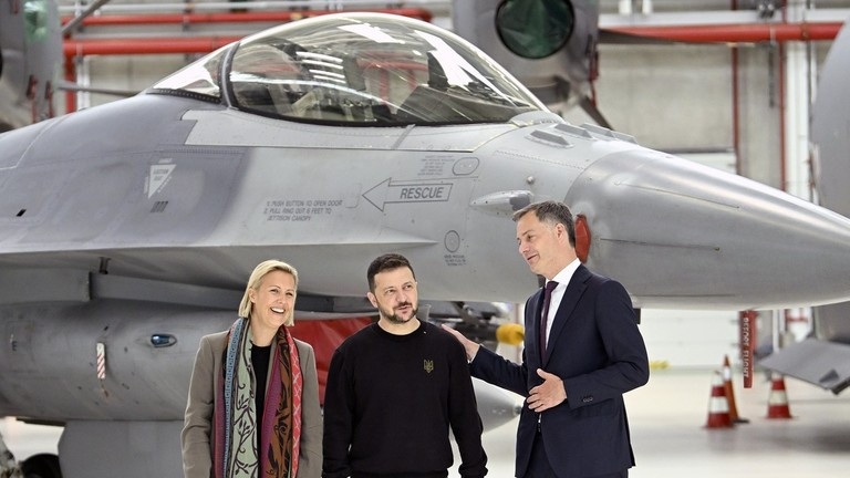 Tổng thống Ukraine Volodymyr Zelensky (giữa) tạo dáng trước máy bay chiến đấu F-16 trong chuyến thăm Bỉ vào tháng 5/2024. Ảnh: Getty.