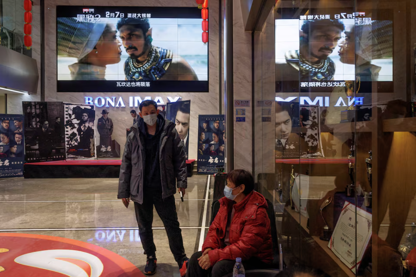 Một màn hình hiển thị đoạn giới thiệu cho bộ phim "Black Panther: Wakanda Forever" của Marvel tại một rạp chiếu phim ở Bắc Kinh, Trung Quốc, ngày 6/2/2023. Ảnh: Reuters.