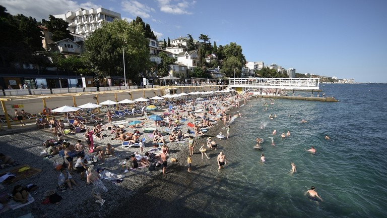 Người dân ở bãi biển Massandra tại thị trấn nghỉ mát Yalta bên bờ Biển Đen ở Crimea. Ảnh: Sputnik.