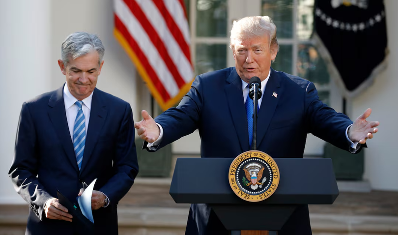 Tổng thống Mỹ Donald Trump và Chủ tịch Fed Jerome Powell. Ảnh: Reuters.
