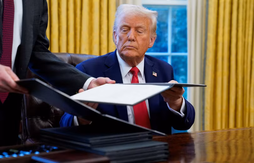 Tổng thống Mỹ Donald Trump trong một buổi ký kết tại Nhà Trắng, Washington, Mỹ ngày 3/2. Ảnh: Reuters.