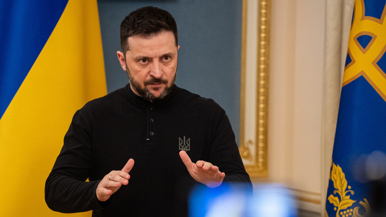 Nhà lãnh đạo Ukraine Volodymyr Zelensky tại một cuộc họp báo ở Kiev, Ukraine, ngày 25/3. Ảnh: Getty.