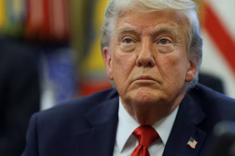 Tổng thống Mỹ Donald Trump ký các sắc lệnh hành pháp tại Phòng Bầu dục ở Nhà Trắng ở Washington, D.C., Mỹ ngày 23/4. Ảnh: Reuters.