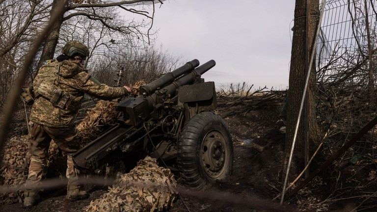 Quân đội Ukraine bắn pháo lựu M101 do Mỹ cung cấp. Ảnh: Getty.