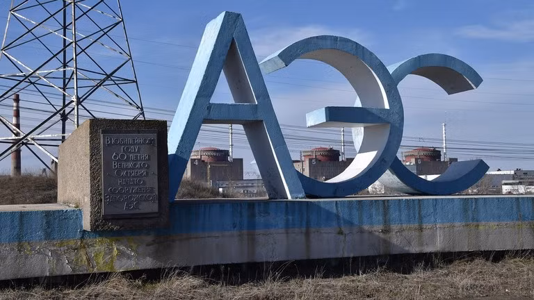 Một phiến đá đánh dấu sự khởi công xây dựng Nhà máy điện hạt nhân Zaporozhye vào cuối những năm 1970. Ảnh: Getty.