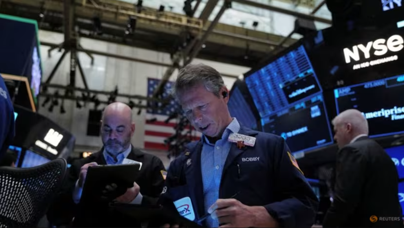 Các nhà giao dịch làm việc trên sàn giao dịch chứng khoán New York (NYSE), ngày 10/4. Ảnh: Reuters.