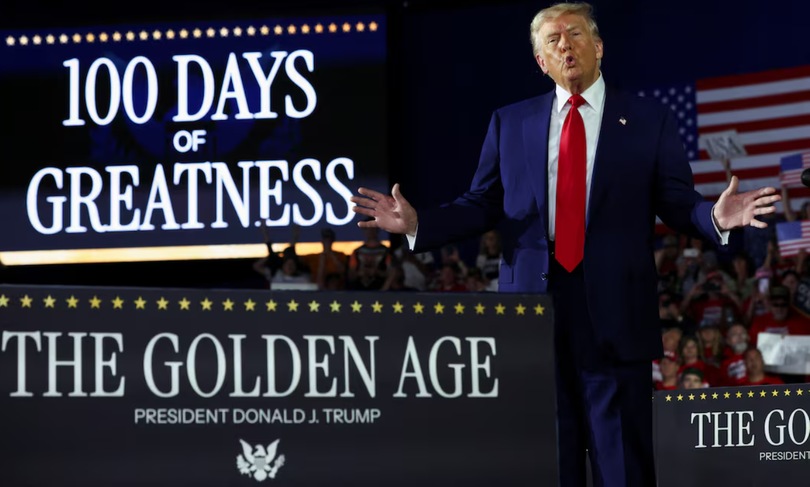 Tổng thống Mỹ Donald Trump phát biểu trong một cuộc vận động đánh dấu ngày thứ 100 tại nhiệm, tại Cao đẳng Cộng đồng Macomb ở Warren, bang Michigan ngày 29/4. Ảnh: Reuters.