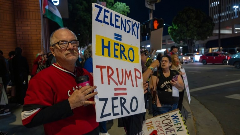 Một người biểu tình ủng hộ Ukraine ở Riverside, California, vào ngày 5/4. Ảnh: Getty.