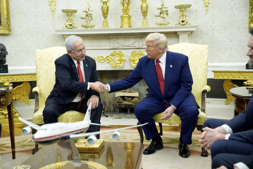 Tổng thống Mỹ Donald Trump và Thủ tướng Israel Benjamin Netanyahu trong cuộc gặp tại Phòng Bầu dục ở Nhà Trắng hôm 7/4. Ảnh: EPA.