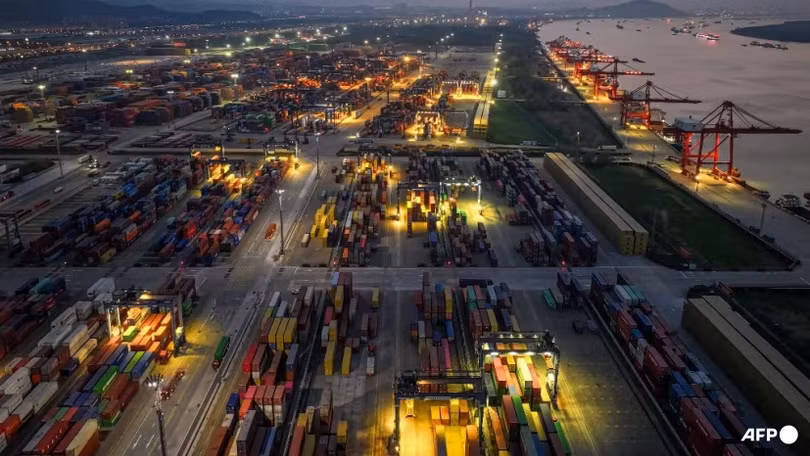 Các container vận chuyển được nhìn thấy tại một cảng ở Nam Kinh, tỉnh Giang Tô, miền Đông Trung Quốc vào ngày 8/4. Ảnh: AFP.