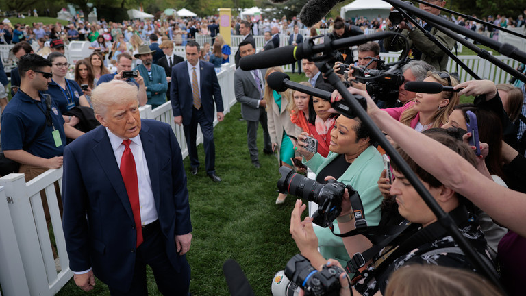 Tổng thống Mỹ Donald Trump phát biểu với các phóng viên trong Lễ lăn trứng Phục sinh tại Bãi cỏ phía Nam của Nhà Trắng. Ảnh: Getty.