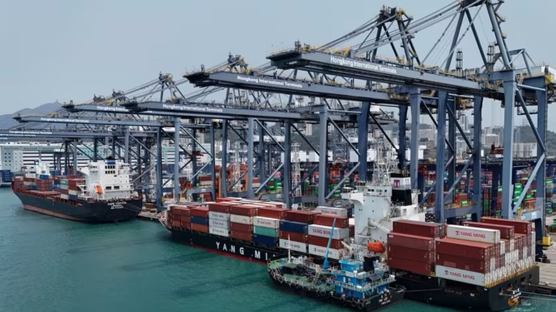 Hình ảnh chụp bằng máy bay không người lái cho thấy các container tại cảng Kwai Chung ở Hong Kong, Trung Quốc, vào ngày 3/4. Ảnh: Reuters.