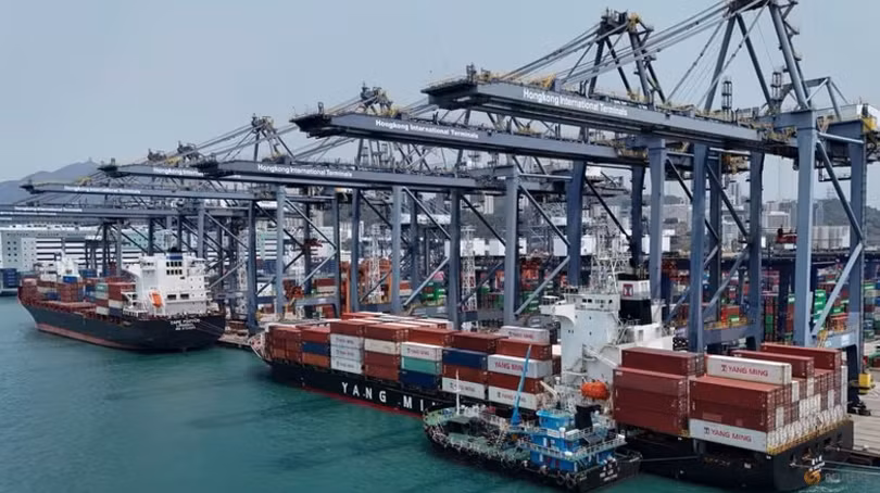 Hình ảnh chụp bằng máy bay không người lái cho thấy các container tại cảng Kwai Chung ở Hong Kong, Trung Quốc, vào ngày 3/4. Ảnh: Reuters.