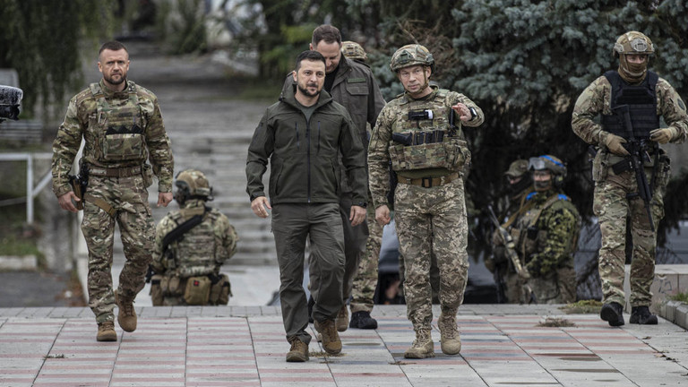 Tổng thống Ukraine Volodymyr Zelensky (trái) và tướng Aleksandr Syrsky. Ảnh: Getty.