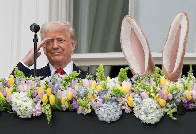 Tổng thống Mỹ Donald Trump chào khi tham dự sự kiện Lăn trứng Phục sinh thường niên tại Nhà Trắng, ngày 21/4. Ảnh: Reuters.