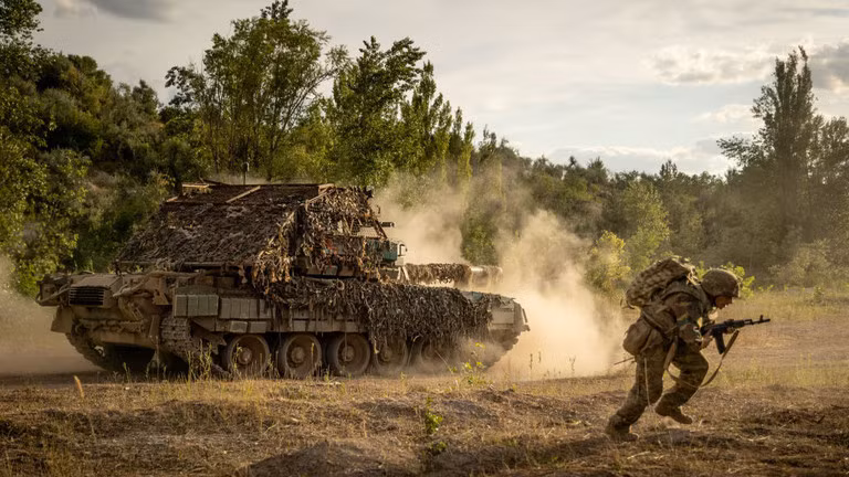 Quân đội Ukraine gần tiền tuyến. Ảnh: Getty.
