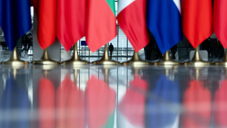 Cờ được kéo lên tại trụ sở NATO trong cuộc họp của các Bộ trưởng Quốc phòng từ liên minh tự nguyện tại Brussels, Bỉ vào ngày 10/4. Ảnh: Getty.