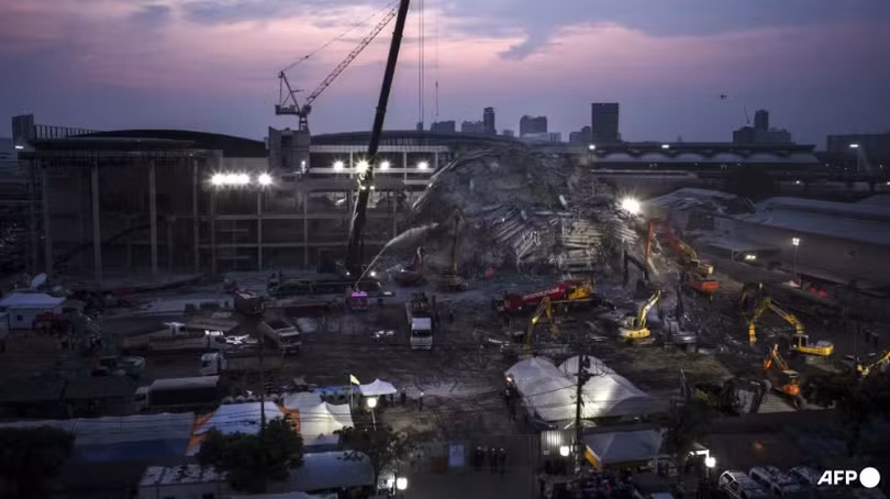 Địa điểm tòa nhà đang xây dựng bị sập khi lực lượng cứu hộ đang tìm kiếm những người sống sót bị mắc kẹt trong đống đổ nát ở Bangkok, Thái Lan vào ngày 2/4. Ảnh: AFP.