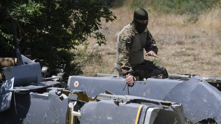 Một chuyên gia người Nga đang kiểm tra các mảnh vỡ của tên lửa hành trình tầm xa Storm Shadow/SCALP-EG của Pháp-Anh. Ảnh: Sputnik.