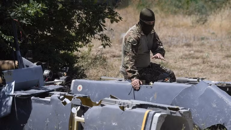 Một chuyên gia người Nga đang kiểm tra các mảnh vỡ của tên lửa hành trình tầm xa Storm Shadow/SCALP-EG của Pháp-Anh. Ảnh: Sputnik.