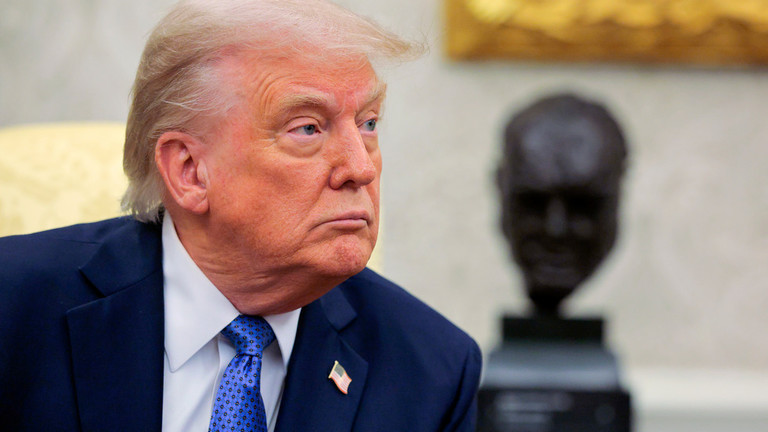 Tổng thống Mỹ Donald Trump phát biểu trong cuộc gặp với Thủ tướng Na Uy Jonas Gahr Store tại Phòng Bầu dục ở Nhà Trắng vào ngày 24/4. Ảnh: Getty.