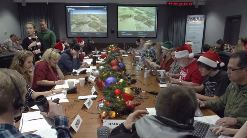 Bên trong bộ phận theo dõi ông già Noel của NORAD (Ảnh: Reuters)