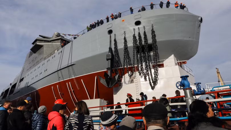 Tàu phá băng đa nhiệm Ivan Papanin mà hải quân Nga mới trình làng (Ảnh: Moscow Times)