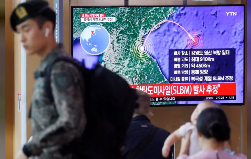 Người dân Hàn Quốc theo dõi tin tức về vụ phóng tên lửa của Triều Tiên trên truyền hình (Ảnh: Reuters)