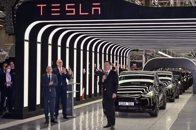 Elon Musk trong lễ ra mắt nhà máy Tesla tại Berlin (Ảnh: NYTimes)