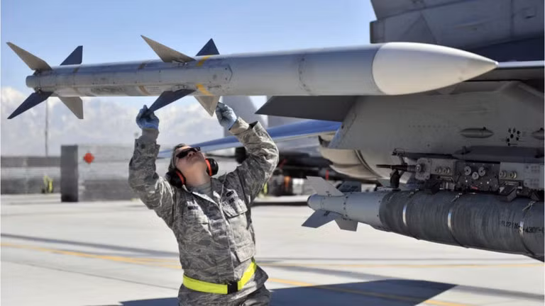 Nhân sự Không quân Mỹ trang bị cho máy bay chiến đấu F-16 vào tháng 3/2011 ở Bagram, Afghanistan (Ảnh: DoD)