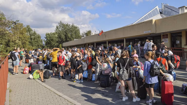 Người tị nạn Ukraine tại một nhà ga xe lửa ở Ba Lan vào tháng 8/2022 (ảnh: Getty)