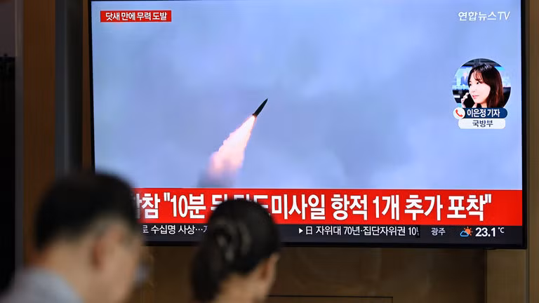 Người dân Hàn Quốc xem bản tin về vụ thử tên lửa của Triều Tiên, tại một nhà ga xe lửa ở Seoul vào ngày 1/7/2024 (Ảnh: AFP)