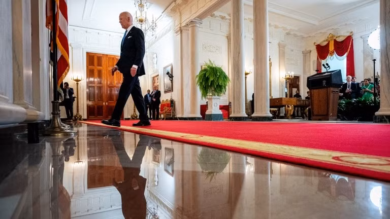 Tổng thống Mỹ Joe Biden rời đi sau khi nói chuyện với giới truyền thông tại Nhà trắng vào ngày 1/7 tại Washington, DC (Ảnh: Getty)