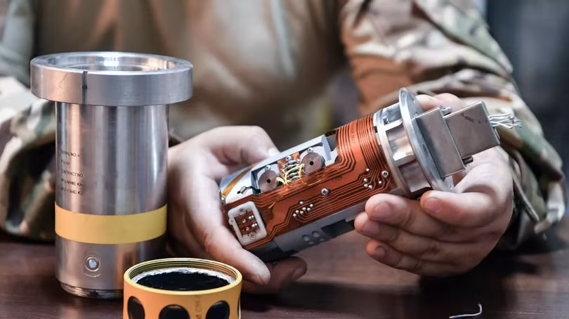 Chuyên gia quân sự Nga kiểm tra một thiết bị trên tên lửa ATACMS của Mỹ (Ảnh: Sputnik)